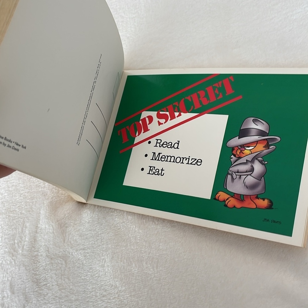 Vintage 1989 Garfield “thinking of you”
Postcard book — 30 full colour cards. - Picture 11 of 17
